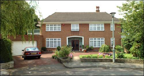 04 Winnington Close